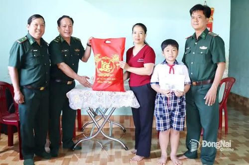 Tặng quà con nuôi đồn biên phòng và chương trình Nâng bước em đến trường