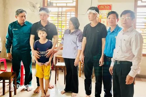 Đoàn công tác tỉnh Đồng Nai chia buồn với sinh viên Phan Tấn Phú có cha mẹ qua đời vì lũ dữ