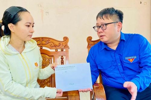 Tỉnh đoàn Gia Lai thăm, hỗ trợ gia đình đoàn viên qua đời khi khắc phục hậu quả bão số 13