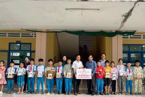 Hội Khuyến học tỉnh Gia Lai hỗ trợ 10.000 cuốn vở cho học sinh vùng lũ
