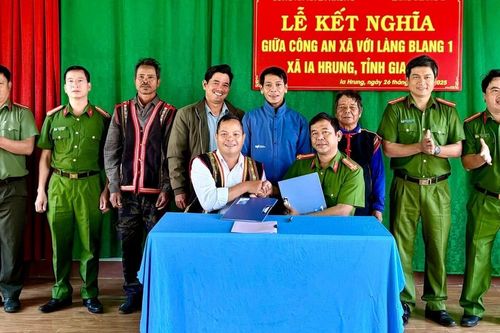 Công an xã Ia Hrung kết nghĩa với làng Blang 1