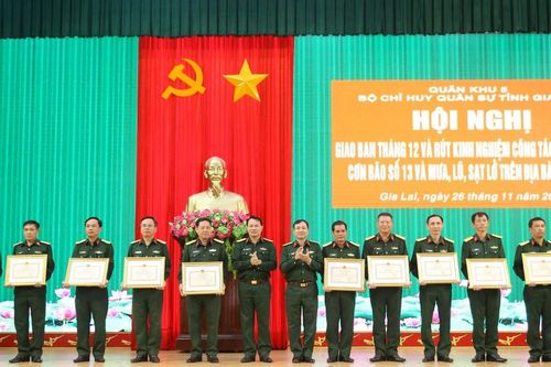Tiếp tục duy trì nghiêm chế độ ứng trực phòng-chống thiên tai và tham gia khắc phục hậu quả bão lũ