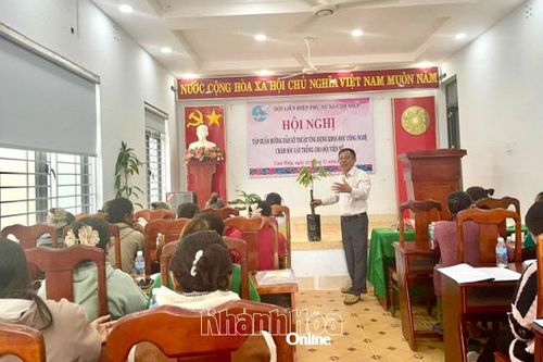 Xã Cam Hiệp: Tập huấn hướng dẫn kỹ thuật ứng dụng khoa học công nghệ chăm sóc cây trồng cho hội viên phụ nữ