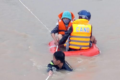 Công an tỉnh Khánh Hòa: Kịp thời ứng phó với mưa lũ, hỗ trợ Nhân dân