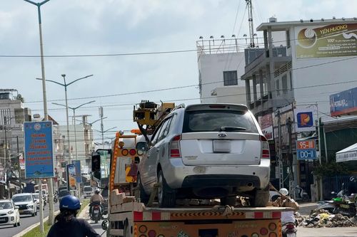 Hàng nghìn xe ô tô bị ngập nước chờ sửa chữa