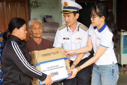 Học viện Hải quân phối hợp thăm, tặng quà hỗ trợ người dân 2 xã
