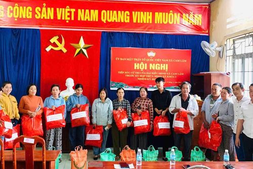 Xã Cam Lâm thăm, tặng quà cho 185 hộ dân bị ảnh hưởng bởi mưa lũ