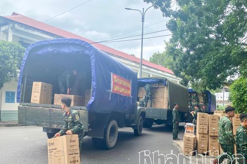 Sở Xây dựng huy động nhiều xe tải chở hàng cứu trợ vùng lũ