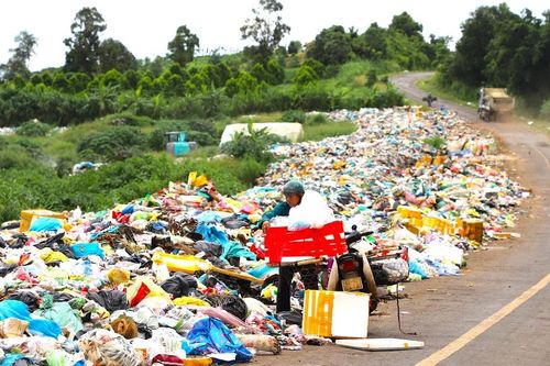Tình trạng rác thải tràn ra Quốc lộ 14C đã được xử lý dứt điểm