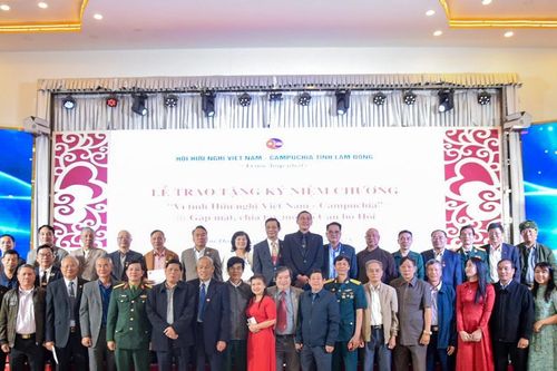 24 cán bộ, hội viên Hội Hữu nghị Việt Nam - Campuchia Lâm Đồng nhận Kỷ niệm chương của Trung ương Hội
