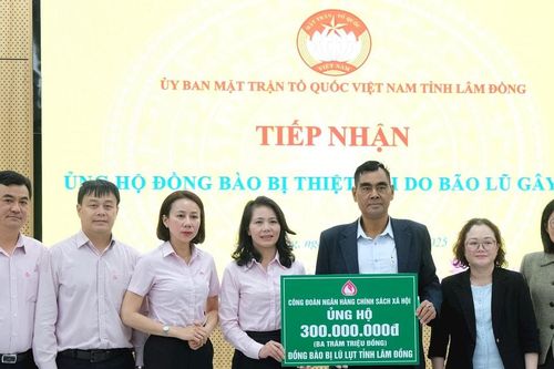 UEH và Ngân hàng CSXH hỗ trợ 500 triệu đồng giúp Lâm Đồng khắc phục hậu quả mưa lũ