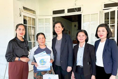 Trao 150 phần quà hỗ trợ phụ nữ và trẻ mồ côi vùng lũ Lâm Đồng