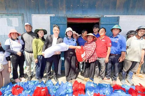 Tỉnh đoàn Lâm Đồng trao quà hỗ trợ người dân vùng lũ D'ran