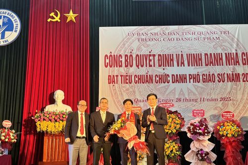 Trao quyết định chức danh phó giáo sư cho hiệu trưởng Trường Cao đẳng Sư phạm Quảng Trị