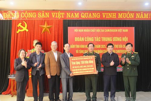 Hội Nạn nhân chất độc da cam/dioxin Việt Nam trao hỗ trợ sửa chữa nhà và tặng quà tại tỉnh
