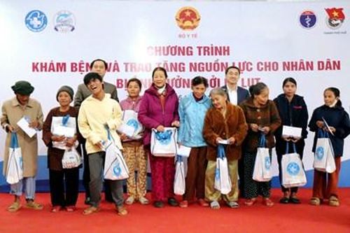 Khám và cấp thuốc miễn phí sau mưa lũ cho 1.000 người dân xã Hưng Lộc