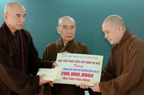 Học viện Phật giáo VN tại Huế thăm và hỗ trợ Trường Trung cấp Phật học Nguyên Thiều sau bão lụt