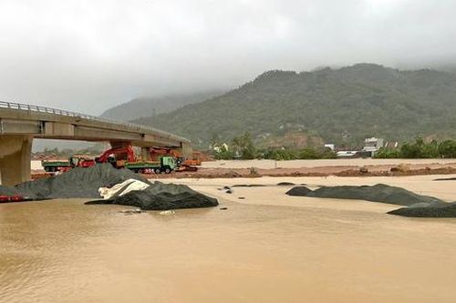 Chạy đua bù tiến độ cao tốc sau lũ