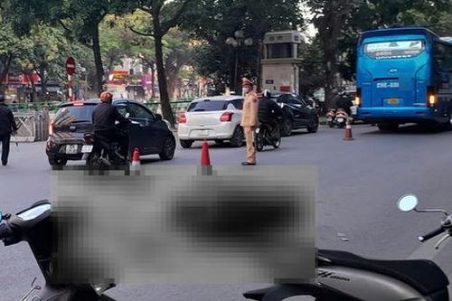Hà Nội: Ô tô khách va chạm xe máy ở Kim Ngưu, một cô gái tử vong