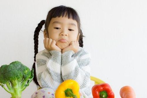Trẻ biếng ăn: Sai lầm phổ biến cha mẹ nên tránh