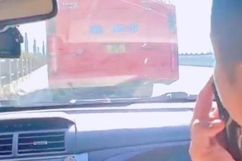 Hà Nội: Tài xế ô tô khách cản trở xe ưu tiên trên cầu Vĩnh Tuy bị phạt 7 triệu đồng