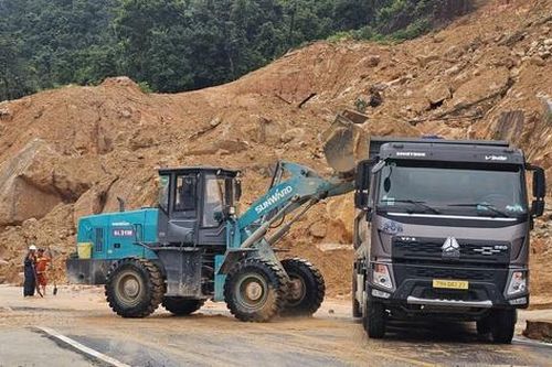 Khánh Hòa khẩn trương khắc phục các tuyến đường bị mưa lũ tàn phá