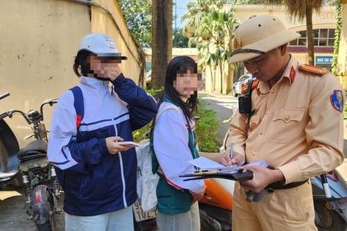 Bắc Ninh: Nhiều học sinh đi xe máy vi phạm giao thông bị xử phạt