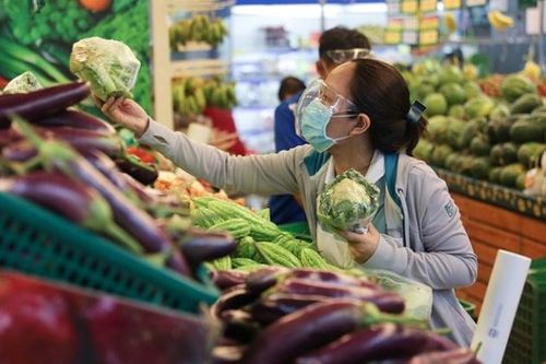 Tp.HCM siết nguồn cung hàng thiết yếu, không nâng giá rau bất hợp lý sau mưa lũ