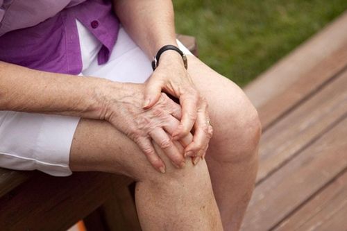 Người bệnh thoái hóa khớp gối có nên đi cầu thang để tập thể dục không?