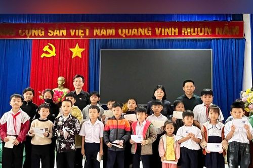 Đắk Lắk: ĐBQH tỉnh trao tặng các phần quà trị giá khoảng 1 tỷ đồng tới bà con vùng lũ lụt phía Đông
