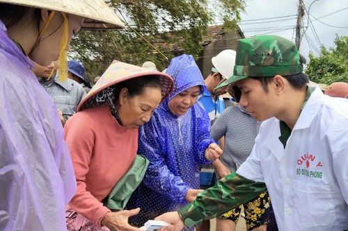 Bộ đội Biên phòng Đắk Lắk tích cực hỗ trợ đồng bào bị ảnh hưởng bởi mưa lũ