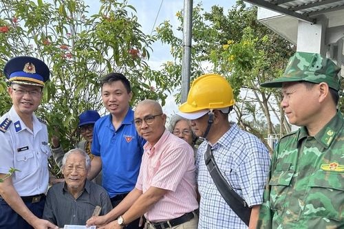 Bộ Tư lệnh Vùng Cảnh sát biển 3 trao quà hỗ trợ đồng bào vùng lũ Khánh Hòa, Đắk Lắk