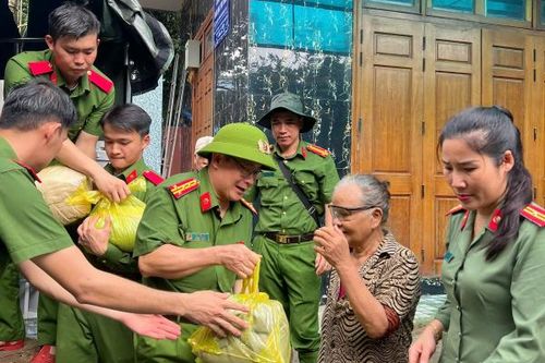 Góp sức giúp người dân gượng dậy sau lũ lụt