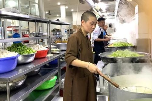 Những bếp ăn dã chiến làm ấm lòng người dân vùng lũ