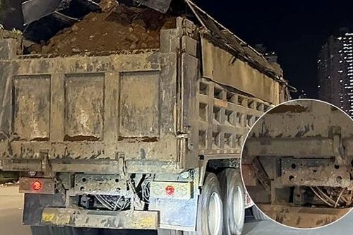 Cận cảnh những chiếc Howo chở đất cao ngất ngưởng, che biển số chạy trong đêm