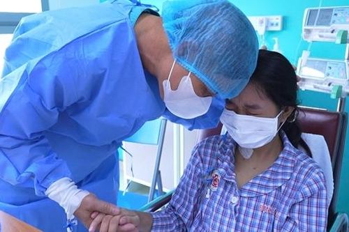 Bố không cùng nhóm máu hiến gan cứu con gái 20 tuổi