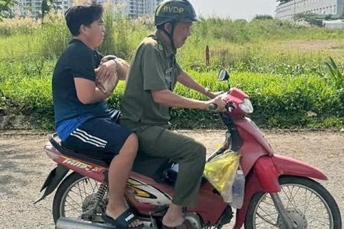 Truy tìm người bỏ bé gái sơ sinh trong bãi cỏ hoang
