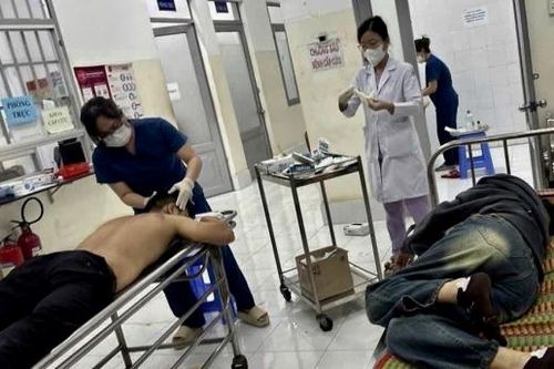 Xe chở gần 30 công nhân lật ngang, hơn 10 người bị thương