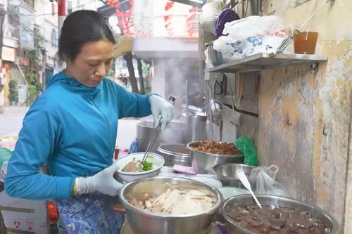 Quán phở ở Hà Nội miễn phí cho đồng bào miền Trung