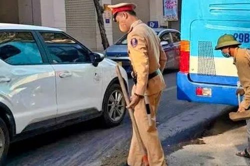 Nhanh chóng xử lý vết dầu máy loang trên đường