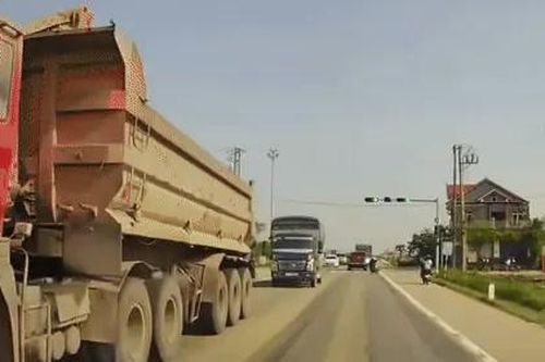 Học sinh rẽ ẩu gây tai nạn giao thông