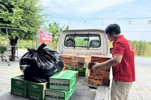 Người dân Sông Đốc khẩn trương gửi hàng đến 'rốn lũ' miền Trung