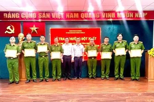Truy xét nhanh, bắt 2 thanh niên cướp tài sản tại cửa hàng Family Mart lúc rạng sáng