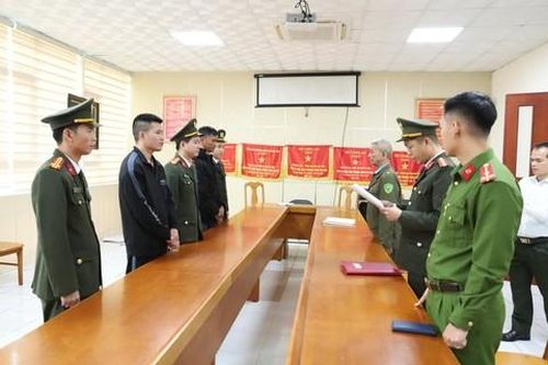 Bắt 2 đối tượng thuê tàu cá đưa người sang Đài Loan lao động bất hợp pháp