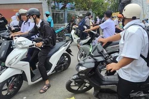 TPHCM: Xử lý nghiêm học sinh điều khiển xe gắn máy khi chưa đủ điều kiện