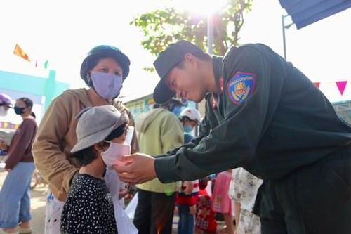Những phần quà thiết thực, nghĩa tình của Công an TPHCM đến với học sinh vùng lũ Khánh Hòa