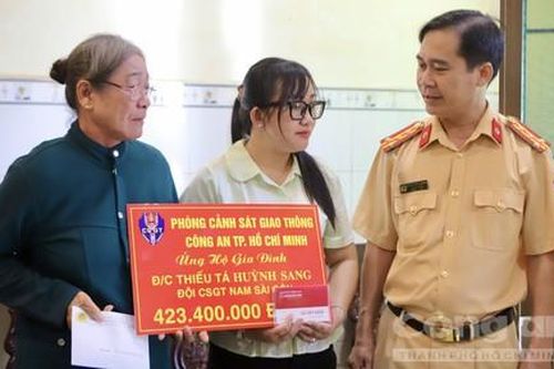Mẹ của Thiếu tá CSGT nghẹn nghào khi nhận sổ tiết kiệm 420 triệu đồng từ đồng đội của con