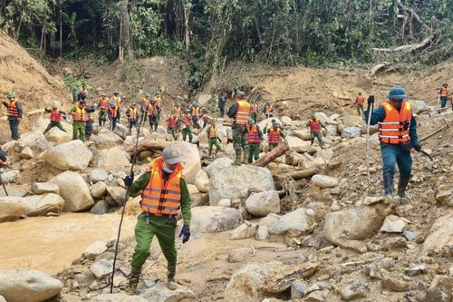 Hơn 100 người bám hiện trường sạt lở núi, tìm 2 nạn nhân mất tích