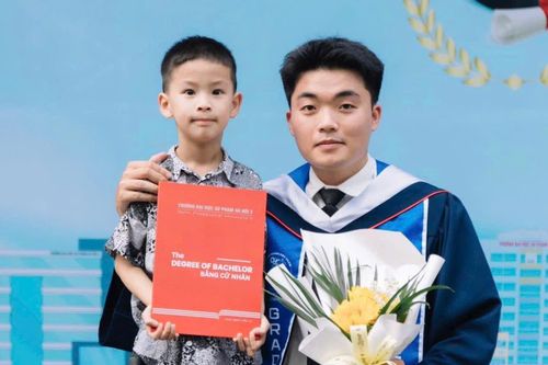 'Ông bố sinh viên' 24 tuổi và cú lội ngược dòng trở thành thủ khoa