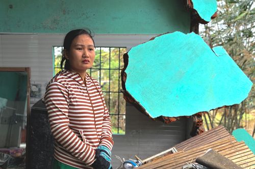 Đứa trẻ còn đỏ hỏn và 15 tiếng cùng mẹ, chị bám nóc nhà trong cơn lũ dữ